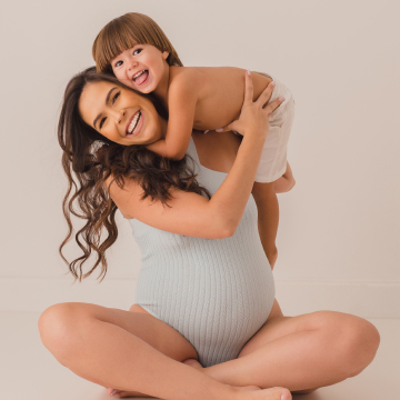 Mãe e filha se abrançando