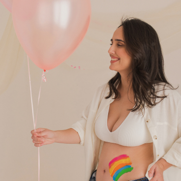 Mãe segurando balão rosa